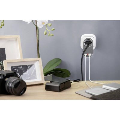 Зарядний пристрій DIGITUS Universal USB + Power Socket Зарядний пристрій DIGITUS Universal USB + Power Socket