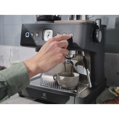 Кавоварка Electrolux ріжкова, 3л, зерно+мелена, ручний капуч, кавомолка, підігрів чашок, подача гар. води, чорний (E8EC1-8BP) Кавоварка Electrolux ріжкова, 3л, зерно+мелена, ручний капуч, кавомолка, підігрів чашок, подача гар. води, чорний (E8EC1-8BP)