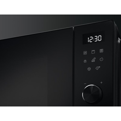 Мікрохвильова піч Electrolux, 29л, електрон. керування, 900Вт, гриль, дисплей, інвертор, чорний (EMZ729EMK)