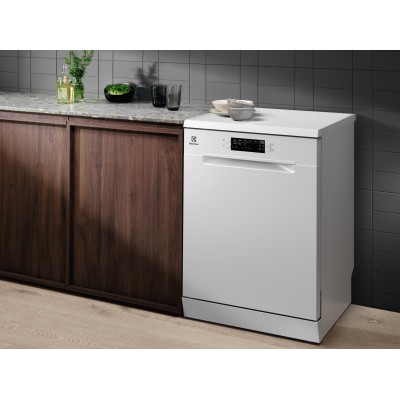 Посудомийна машина Electrolux, 14компл., A+++, 60см, дисплей, інвертор, 3й кошик, білий (SEM94830SW)