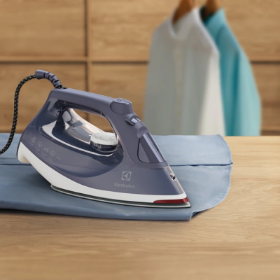 Праска Electrolux, 2400Вт, 330мл, паровий удар 160гр, керам. підошва, сіро-білий (E6SI1-2MN) Праска Electrolux, 2400Вт, 330мл, паровий удар 160гр, керам. підошва, сіро-білий (E6SI1-2MN)