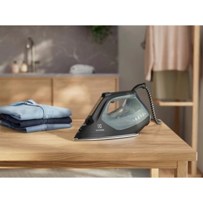 Праска Electrolux, 2600Вт, 370мл, паровий удар 240гр, алюмінієва підошва, електр. керування, зелено-чорний (E8SI2-6OG)