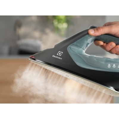 Праска Electrolux, 2600Вт, 370мл, паровий удар 240гр, алюмінієва підошва, електр. керування, зелено-чорний (E8SI2-6OG)