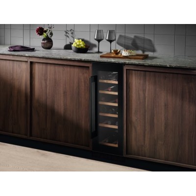 Холодильник Electrolux вбудований для вина, 82x30х57, полок - 6, зон - 1, бут-20, ST, чорний (EWUS020B5B) Холодильник Electrolux вбудований для вина, 82x30х57, полок - 6, зон - 1, бут-20, ST, чорний (EWUS020B5B)
