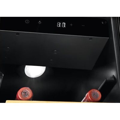 Холодильник Electrolux вбудований для вина, 82x30х57, полок - 6, зон - 1, бут-20, ST, чорний (EWUS020B5B) Холодильник Electrolux вбудований для вина, 82x30х57, полок - 6, зон - 1, бут-20, ST, чорний (EWUS020B5B)