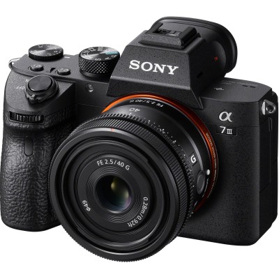 Об'єктив Sony 40mm, f/2.5 G для камер NEX (SEL40F25G.SYX) Об'єктив Sony 40mm, f/2.5 G для камер NEX (SEL40F25G.SYX)