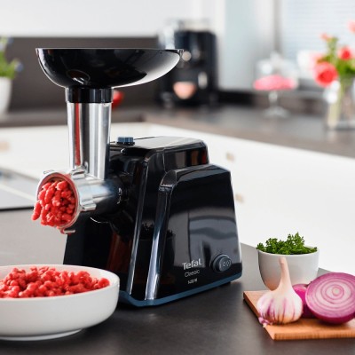 М'ясорубка Tefal Classic, 1400Вт, 1.7кг/хв, 2 решітки, насадка для ковбас, пластик, чорний (NE105838) М'ясорубка Tefal Classic, 1400Вт, 1.7кг/хв, 2 решітки, насадка для ковбас, пластик, чорний (NE105838)